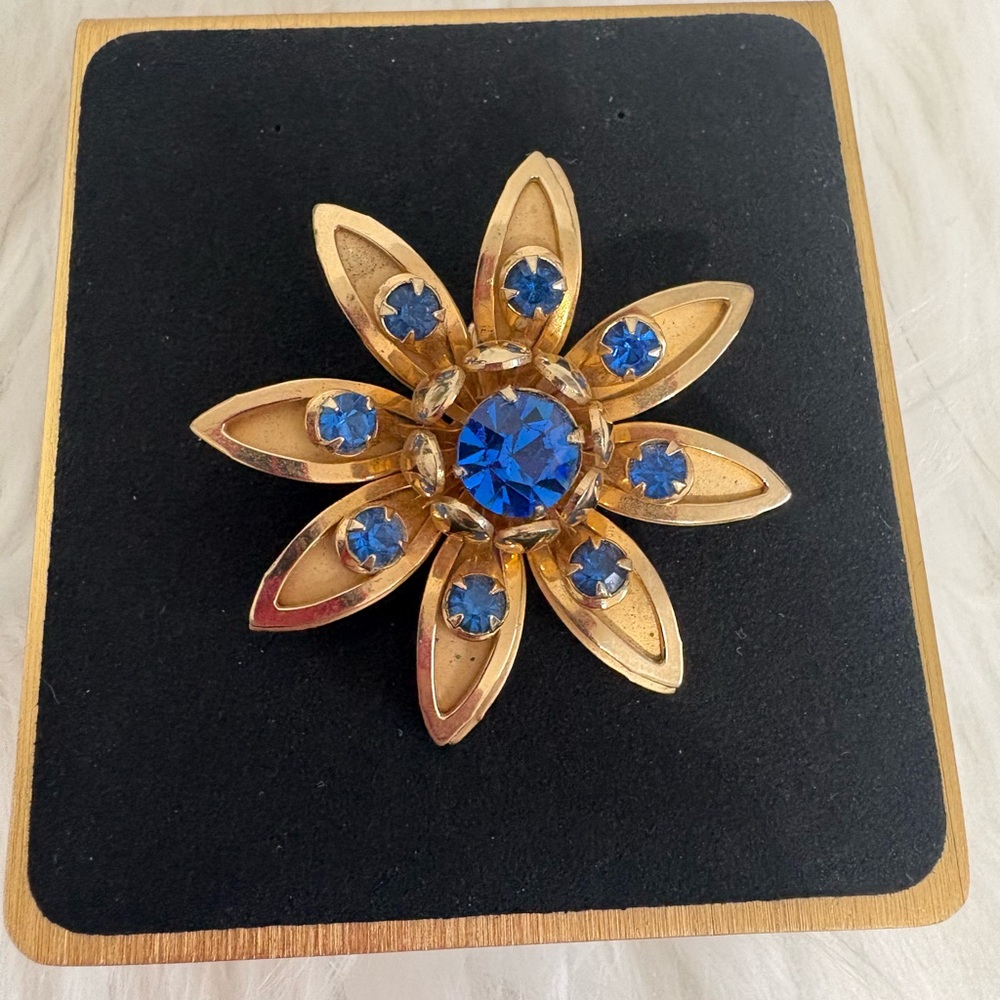 Vintage Gold Tone and Blue Starburst Daisy Brooch - Picture 2 of 5